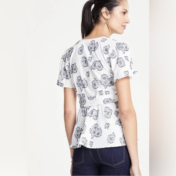 Ann Taylor Black White Floral Wrap Top Short Sleeve Size 10 - Picture 2 of 9